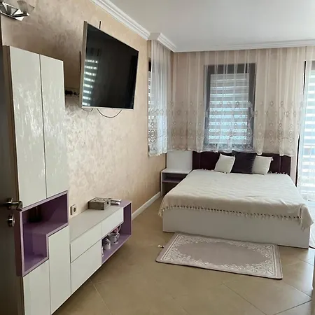 Oasis Club Apartment Lozenets